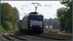 Die SBB 189 107 der MRCE mit einen gemischten Aufliegerzug am Haken im Gleisbogen bei Eschweiler ist unterwegs nach Aachen West.