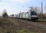 182 527 (ES 64 U2-027) in Doppeltraktion mit 182 533 (ES 64 U2-033) und Containerzug in Fahrtrichtung Norden. Aufgenommen am BÜ Eltmannshausen/Oberhone am 27.03.2014.