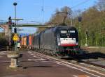 182 565 (ES 64 U2-065) mit 185 574-1 als Wagenlok und Containerzug in Fahrtrichtung Norden. Aufgenommen in Eichenberg am 17.04.2014.