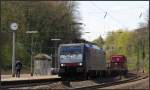 Die MRCE E189-282 fährt mit ihrer Güterfracht in Richtung Köln. Hier zu sehen bei der Durchfahrt am Bahnhof von Eschweiler (Rhl) am 18.April 2015.