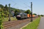 Mit einem langen Containerzug am Haken rollt 182 598 (ES 64 U2 098) durch Leutesdorf Richtung Köln.