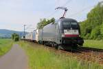 182 524 (ES 64 U2-024) der WLC mit 182 533 (ES 64 U2-033) als Vorspann-Lok und Containerzug in Fahrtrichtung Norden.