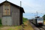 Am Güterschuppen von Auggen vorbei fährt die MRCE E 189 090 am 31.07.2015 in Richtung Norden