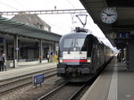 MRCE - Zufallsfoto der Lok ES 64 U2-096 mit Extrazug bei der durchfahrt im Bahnhof Solothurn am 03.04.2016