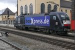 Nach einem kurzen Halt im Augsburger Hauptbahnhof hat ein Containerzug, am 13.02.2016 gezogen von ES 64 U2 015 (91 80 6182 515-7-D-DISPO) freie Fahrt erhalten. Aufnahme entstand vom Ende des zwischen Gleis 2 und 3 liegenden Bahnsteigs.