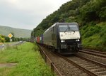 Zwischen Bacherach und Oberwesel ist hier die MRCE 189 290 mit einem Containerzug.
Der Zug fuhr linksrheinisch gen Koblenz am heutigen Abend. 24.7.2016