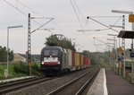 182 569 von MRCE zieht am 11.August 2016 einen Containerzug durch Thngersheim in Richtung Gemnden(Main).