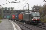 193 604 MRCE mit einem Containerzug in Hamburg Harburg, am 15.11.2016.