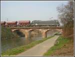 Eine unbekannte 185 der MRCE berquerte am 16.03.2007 die Nidda bei Frankfurt am Main-Nied mit einem Gterzug.