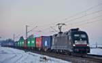 ES 64 U2-027 donnert beim Einnachten am 19.1.2017 in Langenisarhofen mit einem Containerzug vorüber.Bild vom19.1.2017