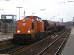 Die von der NBE bei der Firma Nowu-Trans angemietete Lok mit der Nummer 21, eine ehemalige CSD-Lok, am 26.03.2006 mit einem Schotterwagenzug bei der Erneuerung von Gleis 2 im Bahnhof Frankfurt am