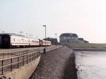 Rechts Nordsee, links Bahnhof. Der NEG- Zug fhrt gleich zurck nach Niebll und nimmt zwei IC- Kurswagen der DB mit.