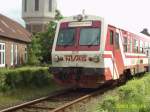 Triebwagen der NVAG bei der Einfahrt in den Bahnhof von Niebll