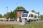 Ostseelandverkehr Sonderzug fhrt in Hagenow Stadt am Stellwerk vorbei zurck nach Hagenow Land.