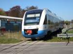 OLA-Triebwagen 701 passiert am 25.April 2009 an der Ausfahrt in Putbus in Richtung Lauterbach Mole einen Bahnbergang.Gut zu erkennen das Dreischienengleis.