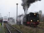 Dampflokomotive BR 91 134 mit dem Sonderzug der MEF und ein Triebzug der  ola  in Crivitz, Nicolaustag 2009