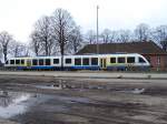 VT 702 der Ostseeland Verkehr GmbH am 06.04 2006 im Bahnhof von Plate an der Strecke Parchim-Schwerin HBF.