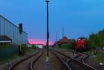 Ola VT 0005 fhrt der Sonne entgegen, WFL Lok 22 steht mit Leerwagen bereit und immer wieder strt einer von zwei Lichtmasten der Gleisbeleuchtung.