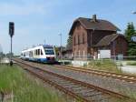 Ein herrlicher Sommertag am 23.05.2012 im Bahnhof von Gro Brtz mit VT 701 der OLA Schwerin
