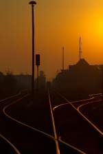 Triebwagen der Ola fhrt bei aufgehender Sonne in Richtung Ueckermnde.