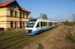 BR 648 Ostseelandverkehr mit Triebwagen 703 steht im Bf. Ltzow vor dem ehemaligen Empfangsgebude. 03/2007