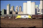 Der RAG Taurus ES54U2-024 passiert hier in Richtung Osnabrück fahrend mit einem Kohlependel am 18.3.2003 die Zementwerke in Lengerich in Westfalen.