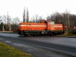 Auf der Fahrt von der Abraumhalde zur Zeche passiert RBH 641 (Henschel DHG 1200 BB 31179/1966) am 20.12.2012 einen Bahnübergang im Kamp-Lintfort