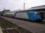 Stuttgart 2007 - Mit einem Fussball-Sonderzug nach gelsenkirchen am Haken, steht 185-CL-005 der Rail4Chem am 17.03.2007 in Stuttgart Hbf. Whrend fr Fussballfans die By3g-Wagen oder Silberlinge herhalten mussten, fuhren geladene Gste im neu erworbenenen und Mustergltig aufgebauten Avmz der SVG.