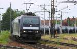 Rail4Chem 185 563 mit Kesselwagenzug bei der Einfahrt in den Bahnhof Wels.