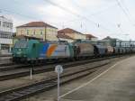 185 541 von Rail4Chem mit einem Gterzug am 28.8.2008 in Regensburg.