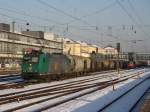 Die 185 550 von Rail 4 Chem am 09.01.2009 bei der Durchfahrt mit einem Getreidezug in Regensburg Hbf.