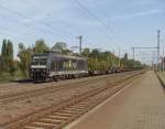 185 563-4 der Rail4Chem mit einem Zug Flachwagen im Bahnhof Niederndodeleben. Der Zug kam aus Richtung Magdeburg, fotografiert am 21.09.2009. 