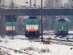 Hochbetrieb bei leichten Schneefall am 12.02.2010 in Aachen West. Gleich 3 Loks warten darauf an ihre Zge rangieren zu knnen. Cobra 186 206, 186 207 und 185 543-6 von Rail4Chem unter der Brcke Turmstrasse.