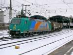 185 542-8 von R4C mit Werbeaufschrift  European Bulls  durch fhrt den Hbf Aachen mit einem Kesselwagenzug in Richtung Kln. Aufgenommen am 13/02/2010.