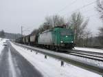 Die 185 517 am 04.01.2011 mit einem Getreidezug unterwegs bei Hausbach.