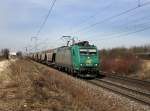 Die 185 532 mit einem Getreidezug am 12.03.2011 unterwegs bei Obertraubling.