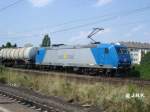 Eine Rail4Chem-lok durchfhrt an einem sonnigen Tag im Juli 2006 mit einem Kesselwagenzug den Bahnhof Niederrad.