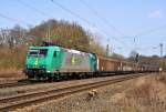 Captrain Deutschland 185 533 passiert am 10.04.15 mit einem Schiebewandwagenzug den ehemaligen Bahnhof Vehrte in Richtung Osnabrck.