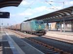 BR 185-CL 007 von Rail4Chem zog am 28.03.2007 einen Container-Gterzug durch den Bahnhof Bitterfeld.