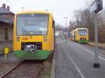 Oberpfalzbahn VT 40 nach Cham (links) und VT 35 nach Lam (rechts)am 27.11.2004 im Bahnhof Ktzing.