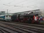 Die 41 018 mit einem Nikolaus Sonderzug am 09.12.2007 in Regensburg Hbf neben an Rangiert die Gartenlaube der Regentalbahn. 