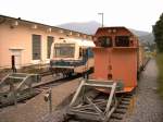 Schneepflug im Wartestand, daneben ein Steuerwagen der Regentalbahn mit Sonderfahrt-Schild, beide abgestellt im Bahnhof Lam 11.06.2007