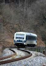 VT 08 der Regentalbahn Typ NE 81 als RB 59990 Lam-Cham, KBS 877 Cham - Bad Ktzting - Lam, fotografiert am Regen bei Chamerau am 02.12.2011