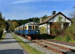 VT 07 + VS 28 der Wanderbahn von Viechtach nach Gotteszell am 14.10.2012 bei der Einfahrt im Teisnacher Bahnhof.