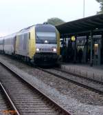 ER 20-004 der Siemens Dispolok GmbH zieht einen Allguexpress auf dem Weg von  Oberstdorf  nach  Mnchen HBF  in den Bahnhof von Kaufering.