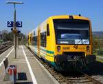 SWEG-Triebwagen wartet im Bahnhof Gottenheim auf die Abfahrt nach Endingen am Kaiserstuhl, Mrz 2017