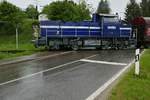 Auf der Ablachtal-Bahn, Streckenabschnitt Mengen - Stockach, befindet sich V 151 (580 002-0) der SWEG von Krauchenwies kommend und dem Ziel Sauldorf am 13.05.2020 in Messkirch.