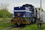 Nachdem V 151 (580 002-0) der SWEG am 13.05.2020 mehrere Gterwagen von Mengen kommend auf der Ablachtal-Bahn (KBS 732, Streckenabschnitt Mengen - Stockach) nach Krauchenwies gezogen hatte, wird der letzte Wagen abgekuppelt, um diesen spter nach Sauldorf zu ziehen. Danach werden die noch angehngten Wagen ber ein Anschlussgleis in die Abstellgruppe bei einem Hersteller von Regalsystemen gezogen.