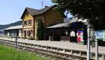 Zell am Harmersbach, der Bahhof an der Harmersbachtalbahn von der Gleisseite, die ca.