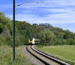 Triebwagen der SWEG passiert den St.Michaelsberg bei Riegel, Sept.2022